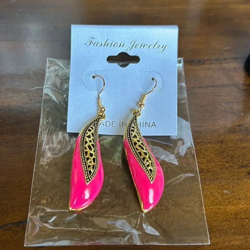 Fashion jewelry Earrings pink and gold NWT with dust bag